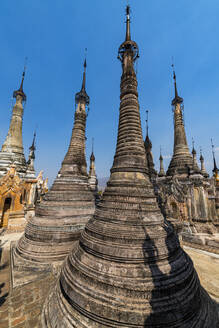 Myanmar, Shan-Staat, Antike Stupas der Tharkong-Pagode - RUNF03827