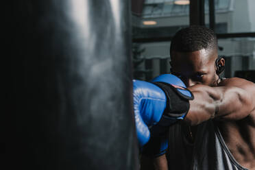 Afroamerikanischer Boxer beim Training im Fitnessstudio - ADSF00645