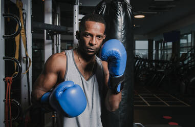 Afroamerikanischer Boxer beim Training im Fitnessstudio - ADSF00646