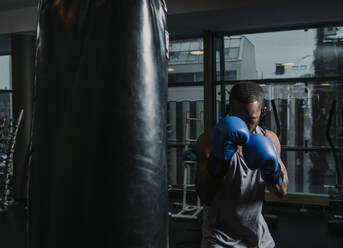 Afroamerikanischer Boxer beim Training im Fitnessstudio - ADSF00647