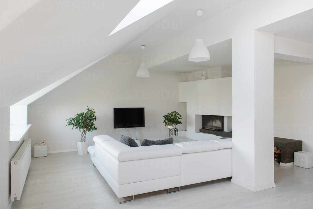 modern eingerichtetes wohnzimmer in weißer farbe mit schräger