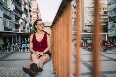 Hübsches rothaariges Mädchen mit Zöpfen und Sonnenbrille in der Stadt Madrid, Spanien. - ADSF00705