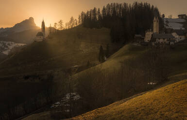 Helle Sonne über einer kleinen Bergsiedlung in den herrlichen Dolomiten, Italien - ADSF00732