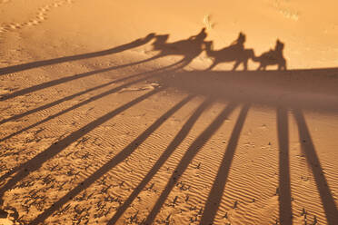 Von oben Schatten auf Sand Land der Kamele und Menschen gehen in der Wüste in Marrakesch, Marokko - ADSF00747