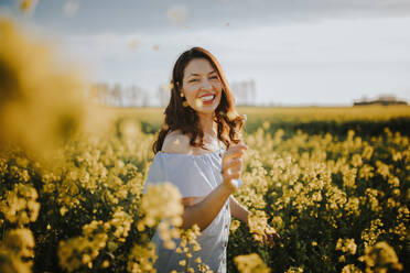 Frau mit Blumen im Feld - ADSF00770