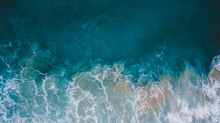 Luftaufnahme von hellen azurblauen Meer Wellen mit Schaum rollen bis sandigen Küste - ADSF00772