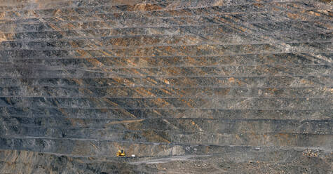 Raue Oberfläche des riesigen Tagebaus der Mine Santa Lucia an einem sonnigen Tag in Leon, Spanien - ADSF00790