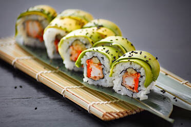 Leckere kalifornische Sushi-Stücke mit Avocado - ADSF00844