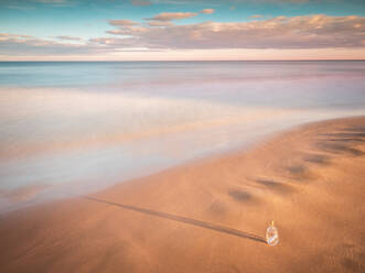 Flasche im Sand am Meer - ADSF00886