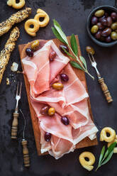 Prosciutto-Schinken mit Oliven auf Holzbrettchen - ADSF00891