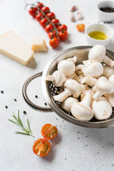 Draufsicht auf weiße Pilze und verschiedene Zutaten für Ravioli, die auf einem Tisch zubereitet werden - ADSF00912