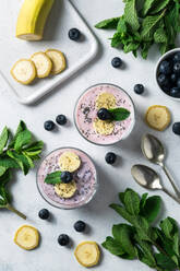 Süßer Smoothie mit Beeren im Becher - ADSF00917