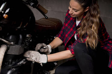 Frau repariert Motorrad - FMOF01008