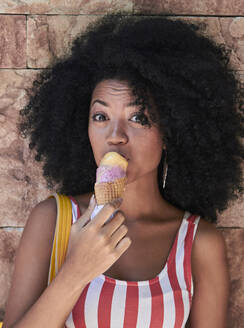 Junge Frau isst Eiscreme - PGCF00097