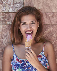 Junge Frau isst Eiscreme - PGCF00098
