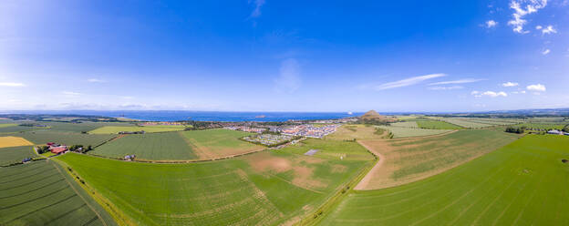 UK, Schottland, North Berwick, Luftbildpanorama von Feldern und Stadt im Sommer - SMAF01908