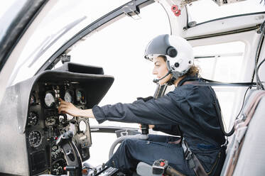 Attraktive Pilotin im Hubschrauber sitzend - ADSF01068