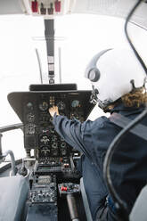 Attraktive Pilotin im Hubschrauber sitzend - ADSF01069