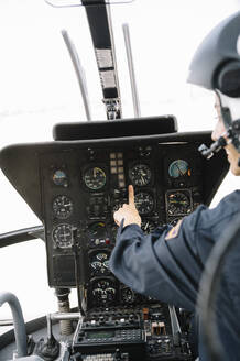 Attraktive Pilotin im Hubschrauber sitzend - ADSF01070