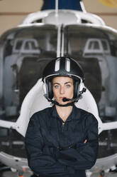 Porträt attraktive Frau Hubschrauberpilotin Im Hangar - ADSF01073