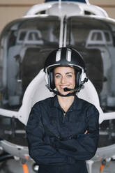 Porträt attraktive Frau Hubschrauberpilotin Im Hangar - ADSF01074