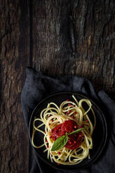 Spaghetti mit Tomatensoße, auf dunklem Hintergrund, flach gelegt, von oben. Italienische Nudeln - ADSF01146