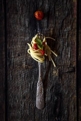 Spaghetti mit Tomatensoße, auf dunklem Hintergrund, flach gelegt, von oben. Italienische Nudeln - ADSF01147