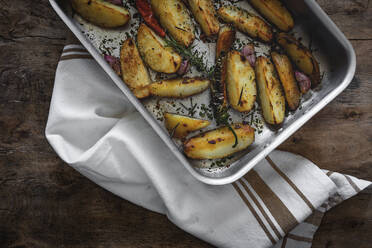 Pommes frites goldgelb und knusprig, mit aromatischen Kräutern, flach gelegt. - ADSF01149