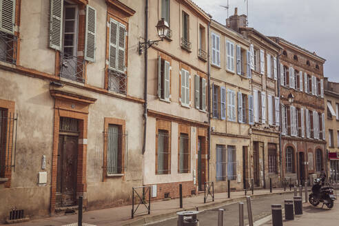 Frankreich, Haute-Garonne, Toulouse, Reihe alter Stadthäuser - NGF00579