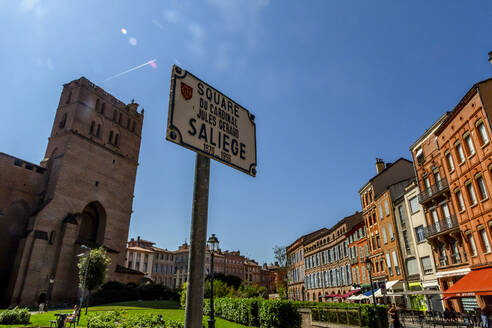 Frankreich, Haute-Garonne, Toulouse, Schild am Eingang des Square du Cardinal Jules Geraud Saliege mit der Kathedrale von Toulouse im Hintergrund - NGF00582