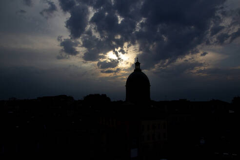 Frankreich, Haute-Garonne, Toulouse, Kuppel der Chapelle Saint-Joseph de la Grave bei bewölktem Sonnenuntergang - NGF00584