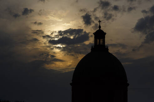 Frankreich, Haute-Garonne, Toulouse, Kuppel der Chapelle Saint-Joseph de la Grave bei bewölktem Sonnenuntergang - NGF00585