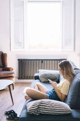 Frau mit Telefon zum Chillen auf dem Sofa - ADSF01160