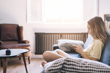 Frau mit Telefon zum Chillen auf dem Sofa - ADSF01161