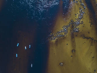 Luftaufnahme von Surfern im Fluss Teriberka - KNTF04961