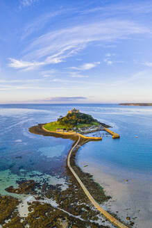 Luftaufnahme über Saint Michael's Mount, Marazion, in der Nähe von Penzance, Cornwall, England, Vereinigtes Königreich, Europa - RHPLF15371