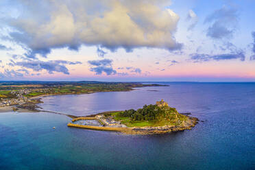 Luftaufnahme über Saint Michael's Mount, Marazion, in der Nähe von Penzance, Cornwall, England, Vereinigtes Königreich, Europa - RHPLF15372