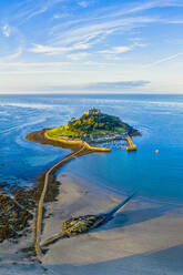 Luftaufnahme über Saint Michael's Mount, Marazion, in der Nähe von Penzance, Cornwall, England, Vereinigtes Königreich, Europa - RHPLF15380