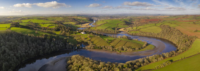 Luftaufnahme einer Drohne des Flusses Dart, der sich durch die hügelige Landschaft schlängelt, Devon, England, Vereinigtes Königreich, Europa - RHPLF15386