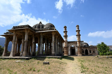 Blick vorbei an der Kevada Masjid (Säulenmoschee) zur Nagina Masjid (Juwelenmoschee), UNESCO-Weltkulturerbe, Champaner, Gujarat, Indien, Asien - RHPLF15391