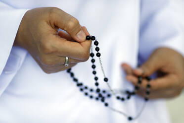 Nahaufnahme der Hände einer Dominikanernonne beim Beten des Rosenkranzes, Vietnam, Indochina, Südostasien, Asien - RHPLF15395