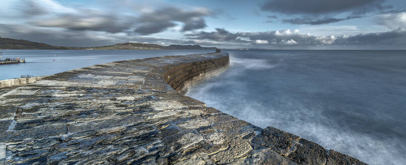 Die Cobb-Hafenmauer, Lyme Regis, Jurassic Coast, UNESCO-Weltkulturerbe, Dorset, England, Vereinigtes Königreich, Europa - RHPLF15404