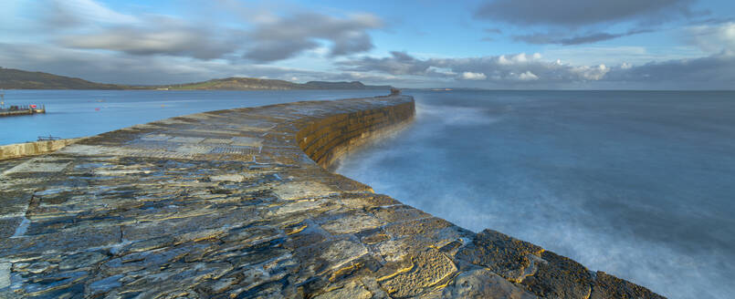 Die Cobb-Hafenmauer, Lyme Regis, Jurassic Coast, UNESCO-Weltkulturerbe, Dorset, England, Vereinigtes Königreich, Europa - RHPLF15405