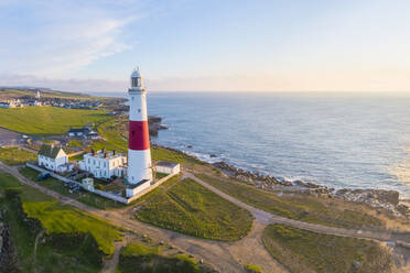 Blick von der Drohne auf den Leuchtturm von Portland Bill, Portland Bill, Isle of Portland, UNESCO-Welterbe, Dorset, England, Vereinigtes Königreich, Europa - RHPLF15406