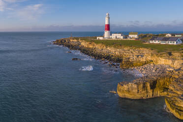 Blick von der Drohne auf den Leuchtturm von Portland Bill, Portland Bill, Isle of Portland, UNESCO-Welterbe, Dorset, England, Vereinigtes Königreich, Europa - RHPLF15407