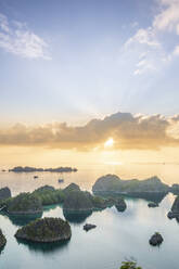 Blick über eine Inselbucht in der Morgendämmerung vom Aussichtspunkt Piaynemo, Raja Ampat, West Papua, Gewürzinseln, Indonesien, Südostasien, Asien - RHPLF15419