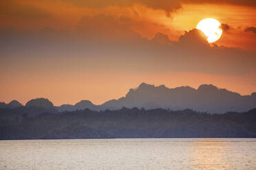 Sonnenuntergang über Kalkstein-Karstinseln, Raja Ampat, West Papua, Gewürzinseln, Indonesien, Südostasien, Asien - RHPLF15422