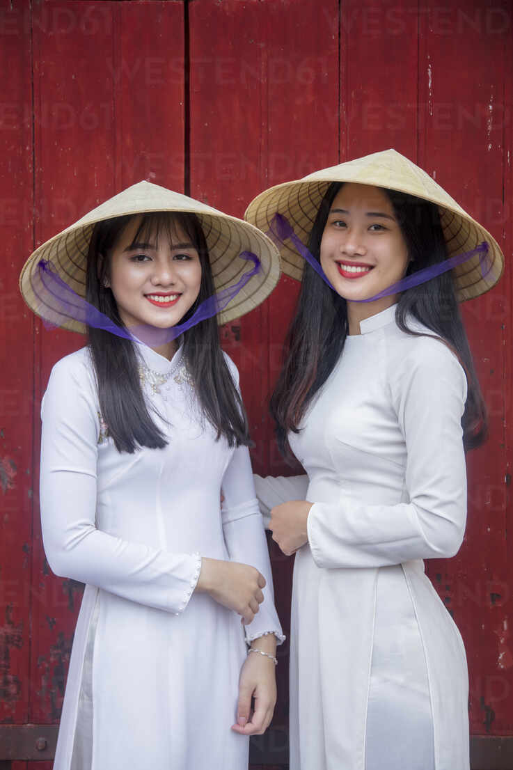 Young Vietnamese women wearing traditional ao dai dresses at Hue's Xung  Kheim Pavilion on Luu Kheim Lake Stock Photo - Alamy