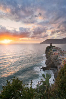 Vernazza bei Sonnenuntergang, Cinque Terre, UNESCO-Weltkulturerbe, Provinz La Spezia, Ligurien, Italien, Europa - RHPLF15448