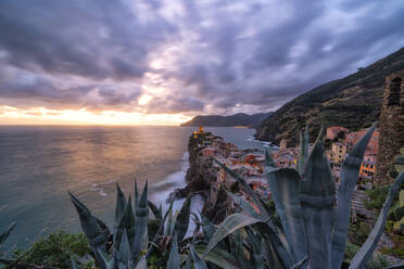 Dramatischer Himmel bei Sonnenuntergang über Vernazza, Cinque Terre, UNESCO-Weltkulturerbe, Provinz La Spezia, Ligurien, Italien, Europa - RHPLF15449